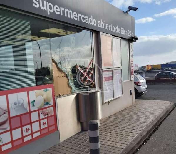 Hueco abierto en la cristalera de la fachada del negocio/TA.